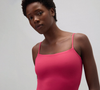 Rosa e com alças ajustáveis, esse modelo fica lindo em looks casuais