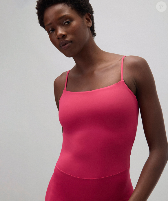 Rosa e com alças ajustáveis, esse modelo fica lindo em looks casuais