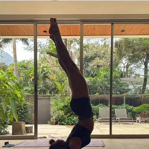Grazi Massafera construiu um espaço na mansão para seus exercícios de yoga