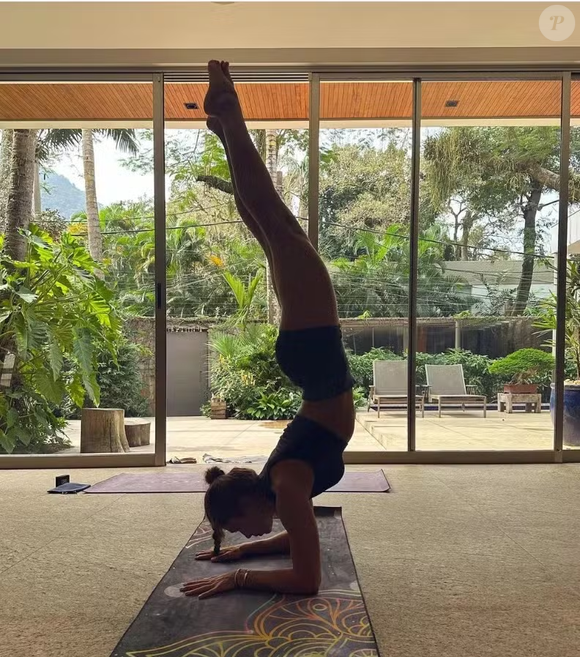 Grazi Massafera construiu um espaço na mansão para seus exercícios de yoga