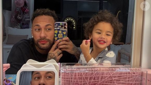 Segundo o Lance!, Neymar também comentou a rotina com os filhos e explicou que procura reservar momentos em família apesar dos compromissos com treinamentos e fisioterapia. O atacante contou que costuma assistir a filmes como Shrek e O Grinch com a filha