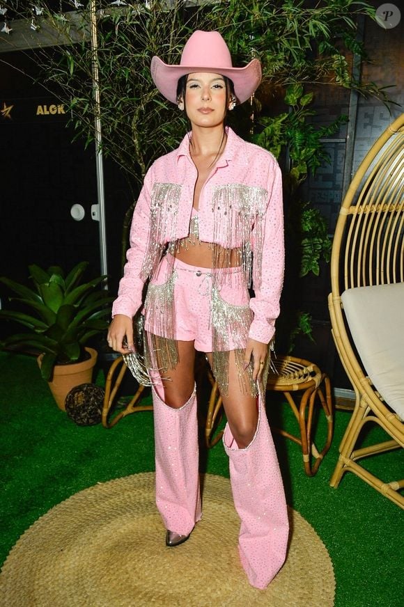 Ana Castela sempre usou chapéu, roupas country, a maioria com short curto, e botas