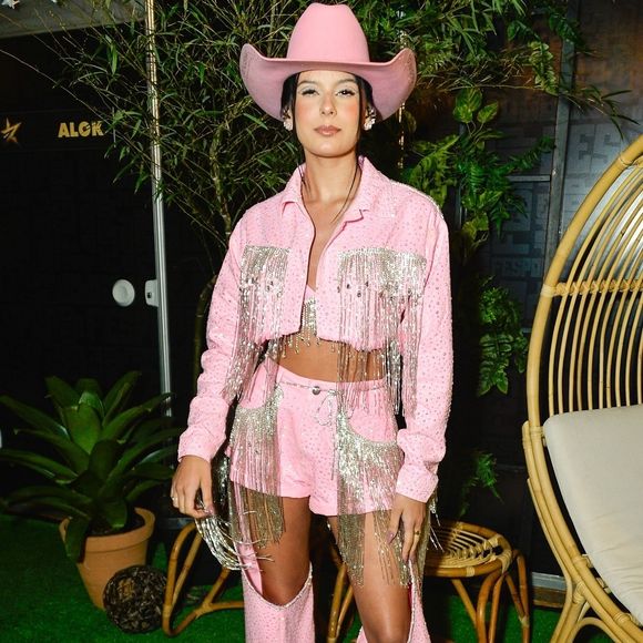 Ana Castela sempre usou chapéu, roupas country, a maioria com short curto, e botas