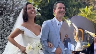 Buquê do casamento de Isis Valverde e Marcus Buaiz é disputado por Sophie Charlotte, mas vai parar em outras mãos. Saiba quem pegou!