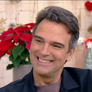 Tadeu Schmidt detalhou os desafios físicos e mentais de comandar o BBB 26, que terá mudanças e exigirá atenção total no ao vivo