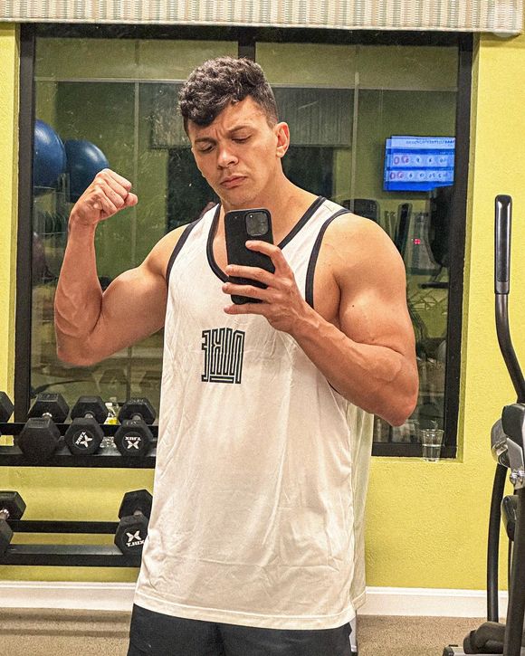 Com a ajuda de suplementos, Cocielo definiu mais seus músculos