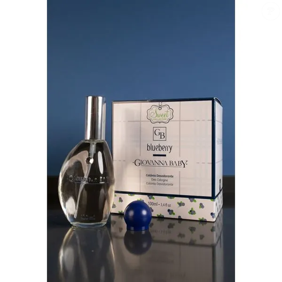 Segundo a descrição oficial da marca, o perfume, Colônia Giovanna Baby Blueberry, traz notas de saída de blueberry e cereja negra, criando uma abertura frutada intensa e envolvente