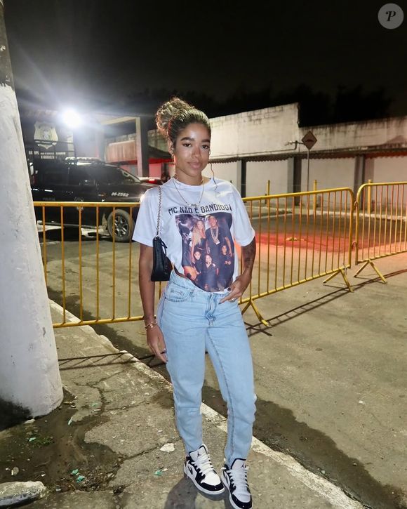 Vivi Noronha saiu de casa e surgiu arrumando sua nova casa na companhia de amigos