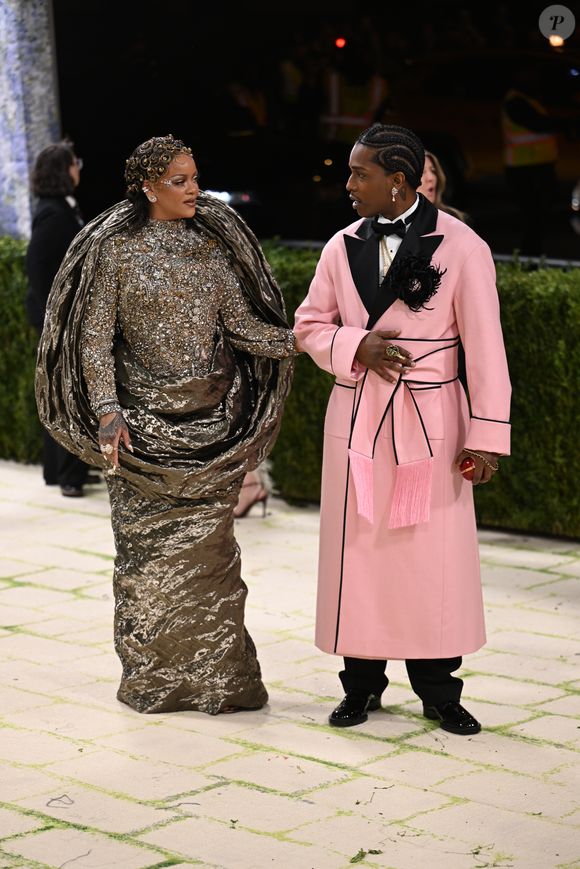 Muito além dos looks que roubaram a cena, Rihanna e A$AP Rocky foram flagrados discutindo após o evento