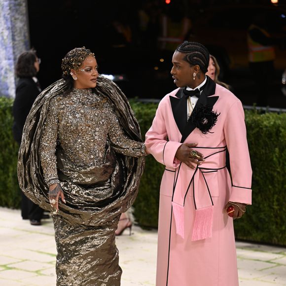 Muito além dos looks que roubaram a cena, Rihanna e A$AP Rocky foram flagrados discutindo após o evento