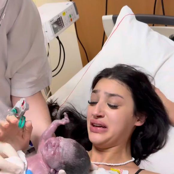 Maysha, filha de Bia Miranda veio ao mundo na noite desta quarta-feira (23), prematura, com apenas 33 semanas de gestação.