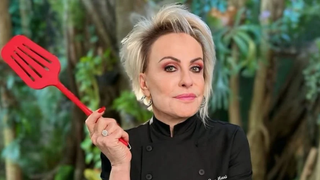 'Dei uma liberada...': a decisão inteligente de Ana Maria Braga, há 25 anos no 'Mais Você', sobre seu figurino e cabelo do 'Chef de Alto Nível', nova aposta da Globo