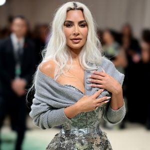 2024: cintura fininha de Kim Kardashian, como pode ver neste look, é fruto de muitos exercícios, segundo a famosa