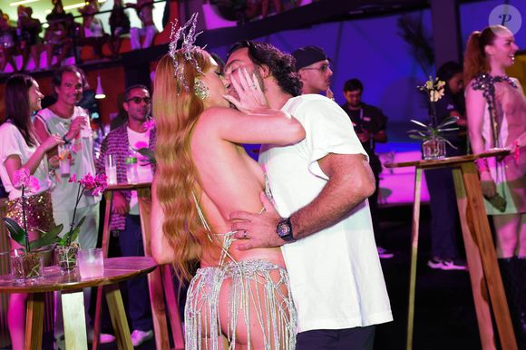 Marina Ruy Barbosa dá beijo no noivo, Abdul Fares, em camarote do carnaval 2025 na Sapucaí