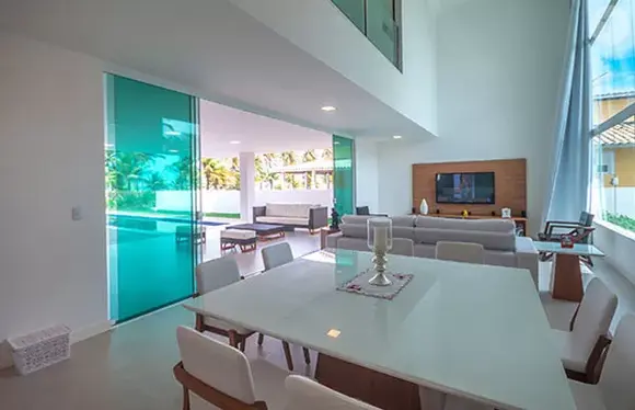 Mansão onde Carla Perez e Xanddy curtiram verão tem 600m² e 425m² de área construída