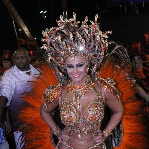 Já em 2017, Viviane Araújo voltou a mostrar o corpão em uma fantasia incorporando tons de laranja e dourado