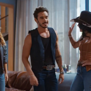 Na novela das 19h da Globo, a personagem Agrado Garcia, vivida por Isadora Cruz, surge repetidamente com jeans de cintura baixa, reforçando o revival da tendência que marcou época