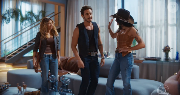 Na novela das 19h da Globo, a personagem Agrado Garcia, vivida por Isadora Cruz, surge repetidamente com jeans de cintura baixa, reforçando o revival da tendência que marcou época