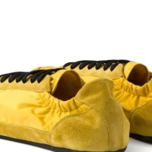 Dentro da coleção sustentável da marca, os tênis Re-Nylon se destacam por unir o icônico minimalismo da Prada com uma pegada urbana e moderna. Os modelos geralmente apresentam: