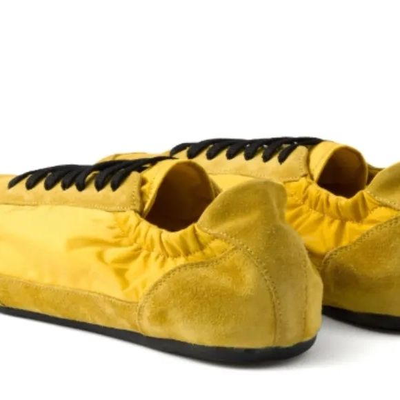 Dentro da coleção sustentável da marca, os tênis Re-Nylon se destacam por unir o icônico minimalismo da Prada com uma pegada urbana e moderna. Os modelos geralmente apresentam: