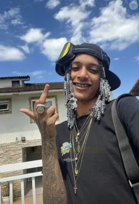 Oruam possui uma ligação com Elias Maluco, outro nome notório do tráfico carioca, condenado pelo assassinato do jornalista Tim Lopes. Elias, considerado tio do rapper, foi homenageado por ele com uma tatuagem na barriga