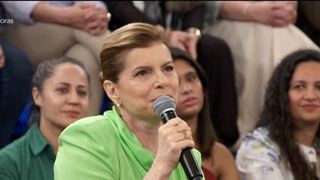 Adeus, Odete Roitman! No 'Altas Horas', Debora Bloch critica atitudes da vilã e causa ao elogiar Manuela Dias: 'Texto muito bom, arrebentou'