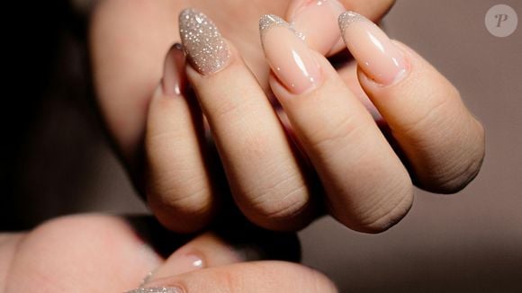 Tons neutros e naturais são a escolha perfeita para quem quer unhas discretas, elegantes e com acabamento impecável sem esforço