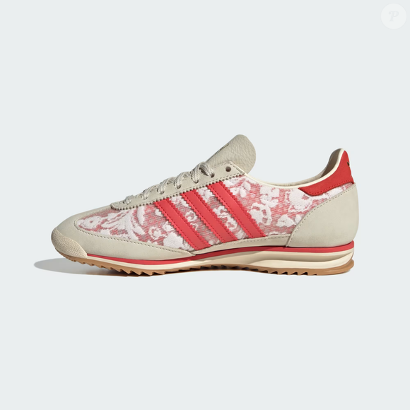 A clássica silhueta da Adidas ganha um toque romântico com renda floral e tonalidade "Dusty Rose", transformando o modelo em uma das apostas mais elegantes da temporada