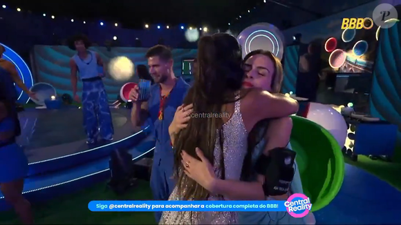 Ivete Sangalo abençoou Ana Paula Renault? Internautas levantaram essa teoria nos comentários da página Central Reality, no X, que postou imagens do momento