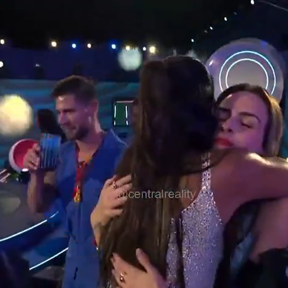 Ivete Sangalo abençoou Ana Paula Renault? Internautas levantaram essa teoria nos comentários da página Central Reality, no X, que postou imagens do momento