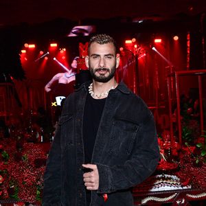 O ex-BBB Nizam também marcou presença na festa 'Playboy' da MC Mirella com uma jaqueta da Louis Vuitton