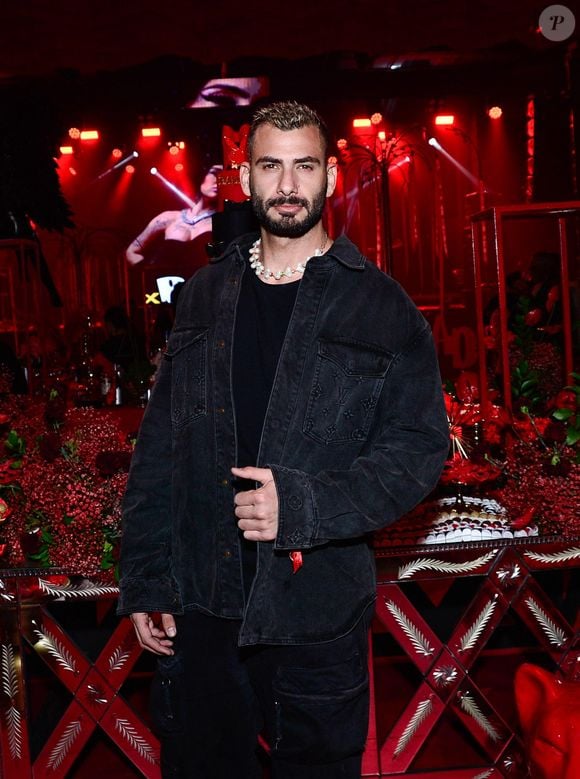 O ex-BBB Nizam também marcou presença na festa 'Playboy' da MC Mirella com uma jaqueta da Louis Vuitton