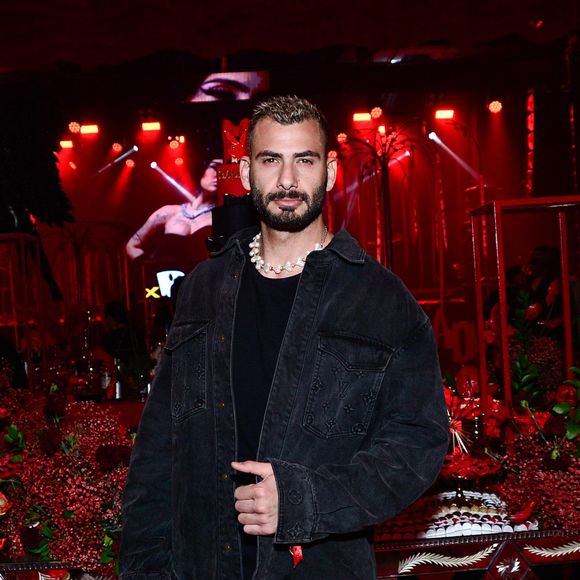 O ex-BBB Nizam também marcou presença na festa 'Playboy' da MC Mirella com uma jaqueta da Louis Vuitton