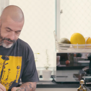Para fazer, basta cozinhar os grãos e grelhar o camarão até que ele fique dourado e no ponto