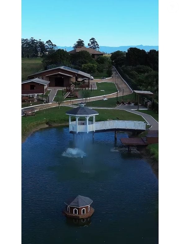 Rancho de Cesar Rincon conta com baias maternidades para animais, lago com espaço para pedalinho e local próprio para patos