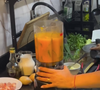 Com a abóbora cozida, bata no liquidificador até formar um creme homogêneo