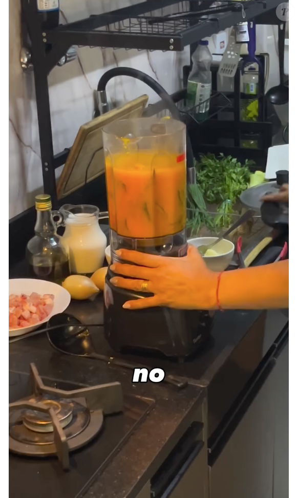 Com a abóbora cozida, bata no liquidificador até formar um creme homogêneo