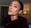Shay Mitchell tem olhos castanhos e eles ganham destaque com técnica certa de maquiagem e escolha estratégica de tons