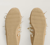 O Slip-on Simone Rocha Japan tem modelagem padrão e solado de borracha com aderência segura, segundo as informações do produto fornecidas pela Adidas