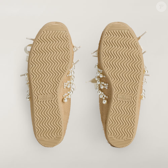 O Slip-on Simone Rocha Japan tem modelagem padrão e solado de borracha com aderência segura, segundo as informações do produto fornecidas pela Adidas