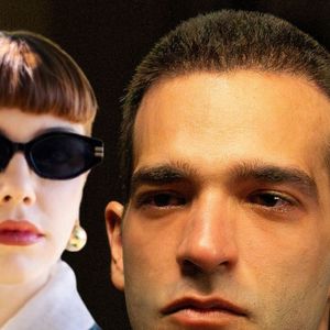 Afonso (Humberto Carrão) pede desculpas para Solange (Alice Wegmann)