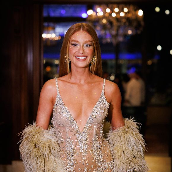 Vestido de Marina Ruy Barbosa no Baile Vogue tinha transparência elegante e cheia de personalidade
