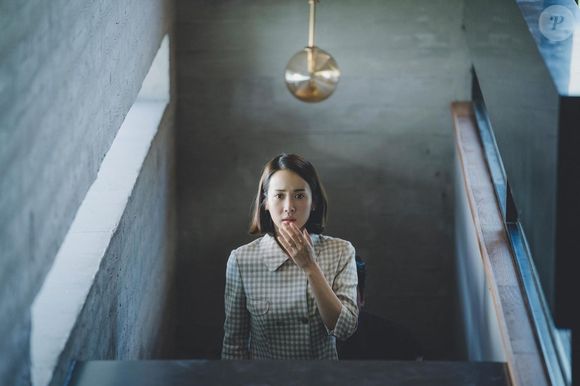 Já os Park são donos de uma mansão moderna repleta de silêncio e infelicidade