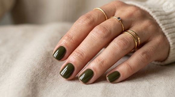 Elegante sem chamar atenção demais, o verde-oliva é uma alternativa sofisticada para a primavera. Nas unhas curtas, a tonalidade funciona tanto no dia a dia quanto em ocasiões especiais