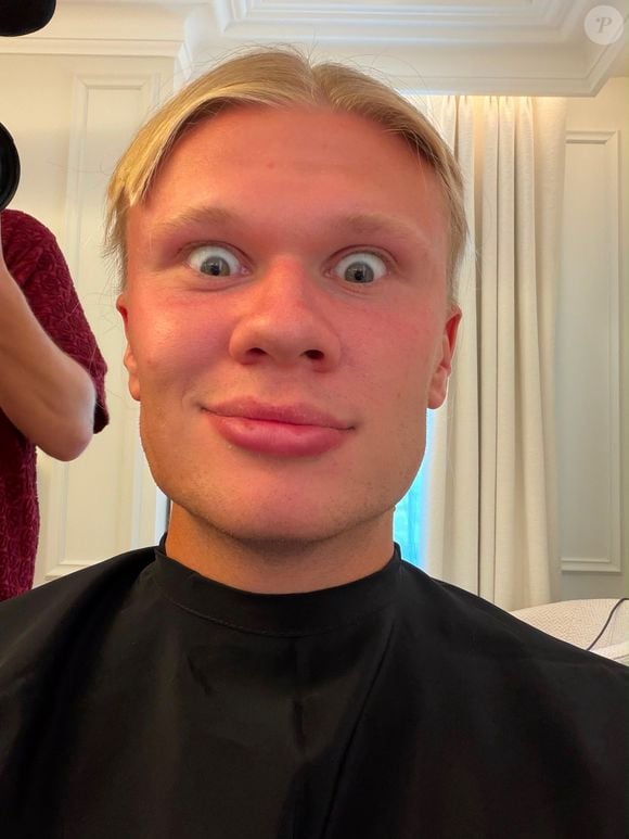 Haaland surpreende com novo corte: a mudança foi revelada pelo próprio jogador nas redes sociais e rapidamente chamou atenção dos fãs de futebol