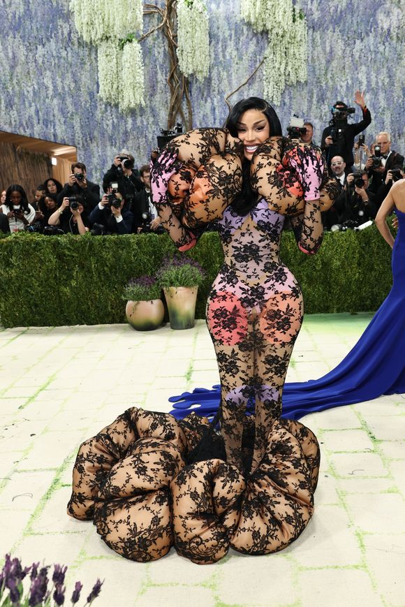 UAU! Cardi B marcou presença no Met Gala 2026 com um look conceitual que explorou transparências, renda preta e volumes extravagantes, em sintonia com o tema 'Concept Art'