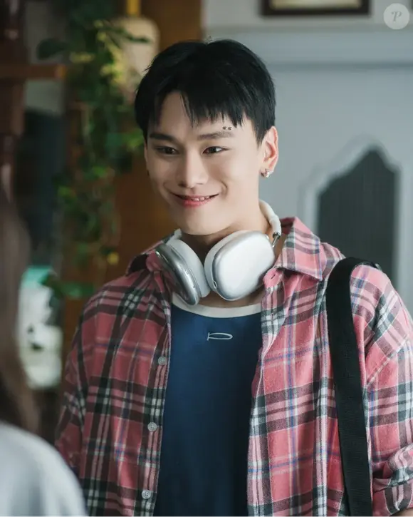 Já Cha Woo-min, amigo de infância de Ko Gyeom no dorama, tem apenas 24 anos