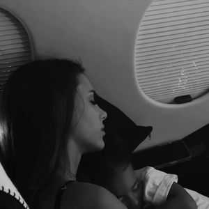 Bruna Biancardi e Mavie tiraram um cochilo no jatinho