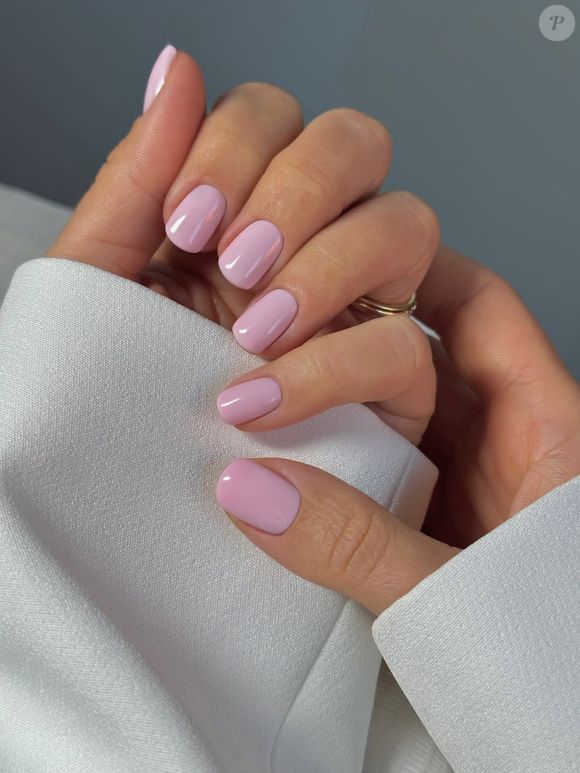 Unhas delicadas e elegantes para o Outono: usar a cor rosa com fundo lilás transmite delicadeza e romantismo nesta estação do ano.
