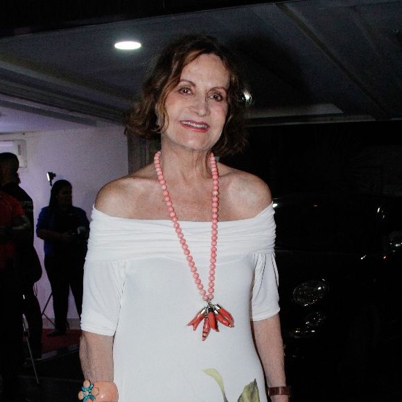 Rosamaria Murtinho aposta em vestido ombro a ombro com estampa floral para festa de lançamento da novela 'A Dona do Pedaço', na Barra da Tijuca, Rio de Janeiro, nesta segunda-feira, 20 de maio de 2019